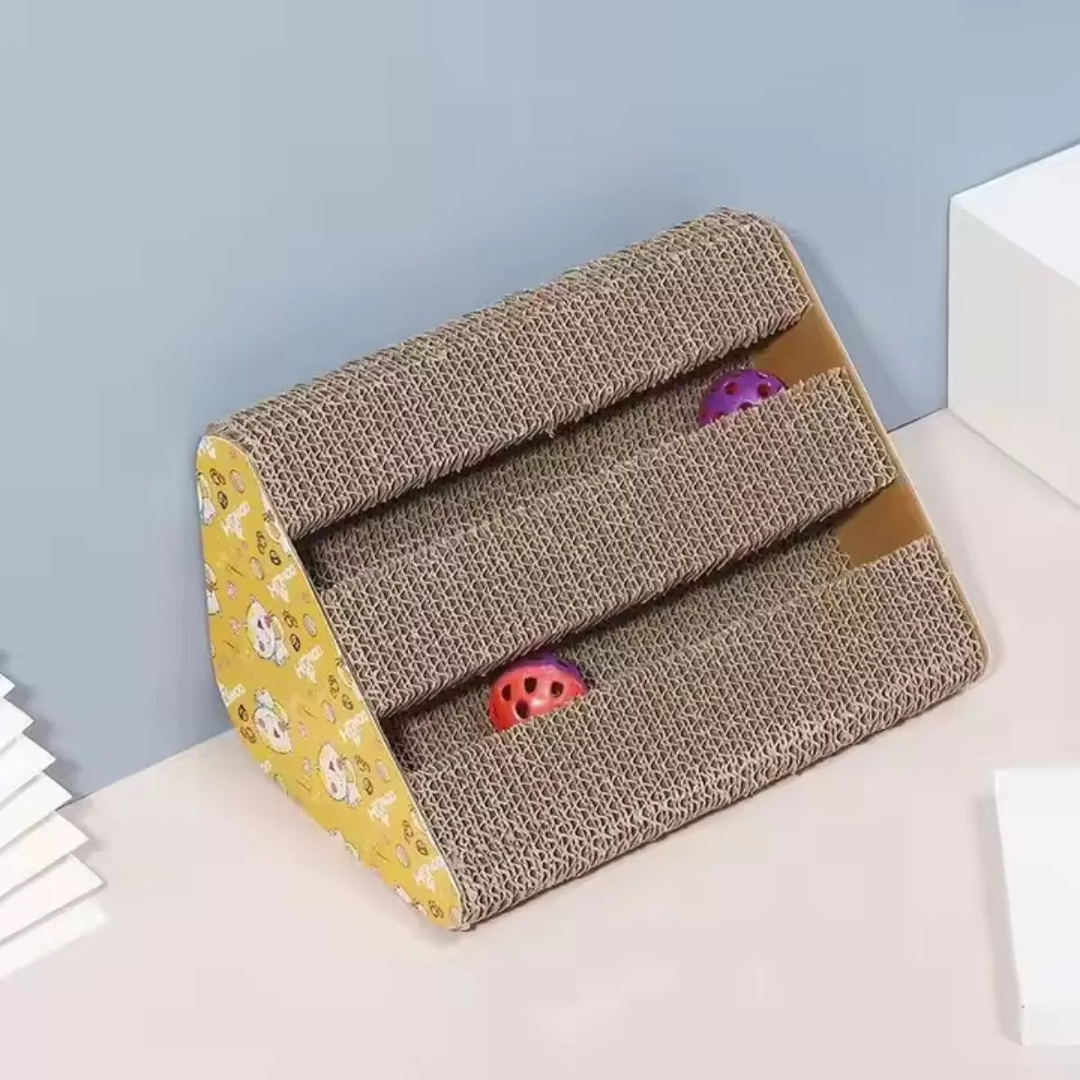 Rascador Para Gatos Con Juguetes triangular Mediano Color Café